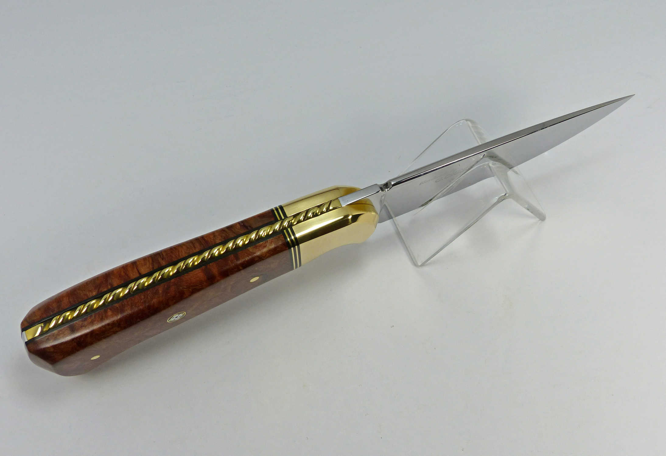 Top of brown knife showing inlaid brass rope filework and brass bolsters